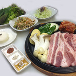 魚の三姉妹 - サムギョプサルセット★サムギョプサル　豚の三段バラの焼肉、分厚いお肉と当店オリジナルの甘酢大根やキャベツサラダ一緒にアレンジして食べます。