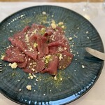 Ristorante Taverna San Martino - (娘) La carne salada (Fesa(フェーザ)という日本ではウチモモ肉と呼ばれる希少部位を香草でマリネして香りを揉み込み、その後塩漬けして一ヶ月間熟成させたもの)