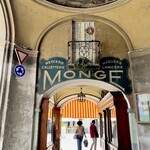 Ristorante Taverna San Martino - 突き当たりのジュエリーショップのショウウィンドウに立止まる娘