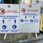 Ristorante Taverna San Martino - 駐車場にもCOVID-19の注意書きがあるが、殆ど無視されるイタリア