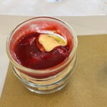 Ristorante Taverna San Martino - 上から フランボアーズのクーリ(coulissae)、マスカルポーネクリーム、ノッチョーラのクランブル(crumble alle nocciola)を砕いたものが三層になっている