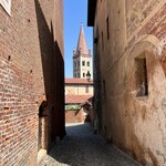 Ristorante Taverna San Martino - Chiesa e Convento di San Giovanni が見える路地