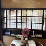 花生食堂 - 窓ガラスも明治時代の