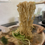 らー麺　Do・Ni・Bo - ちぢれ太麺をリフト⤴️