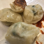 一口餃子専門店 トラの門 - ☆一口ギョーザは自家製の柚子胡椒(赤)との組み合わせが抜群❤️