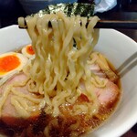 櫻井中華そば店 - 「特製中華そば　醤油」麺アップ