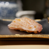 浜源 - ◇春子鯛（愛知）
                    脱水された食感がとても素晴らしく、クリアな甘みが綺麗に引き出され、シャリがさら甘みを押し上げる！
                    これは文句のつけようがないほど美味しい！