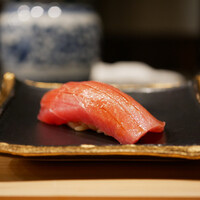 浜源 - ◇中トロ（千葉 銚子）
                    温かなシャリがトロの旨みと香りを高め、マイルドで極上の味わいへと着地。本鮪らしい奥行きを感じる美味しさでした。
