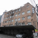 博多料亭 稚加榮 - 遠くから見ると年期が入った建物