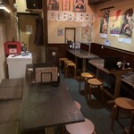 鶏 あんざい - 店舗奥はテーブル席になっており、4人掛けが3つ、6人掛けが2つございます！