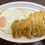 シャトーまるご - 宮崎産まるみ豚のカツカレー(目玉焼き付き)760円