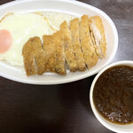 シャトーまるご - 宮崎産まるみ豚のカツカレー(目玉焼き付き)760円