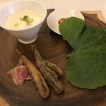 ウミトボヤージュ アタミ - メヒカリのフリット、筍ゼリー寄せと新玉葱のヴルーチ、ビーツ・オレンジ