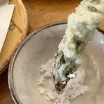 まん作 - グリーンアスパラの
      天ぷら♬
      甘くて最高♡
      焼塩が合います...♪*ﾟ