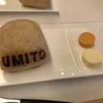 ウミトボヤージュ アタミ - UMITOロゴ付きのパンとトマトバター