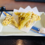 榑木野 - 舞茸天ぷらとふきの天ぷら。お塩で。