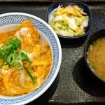 吉野家 - 親子丼とお新香セット。