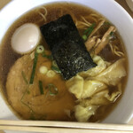 支那そば心麺 - ワンタンは３個。半熟で黄身トロトロの味玉は、食べログのクーポンを使用。