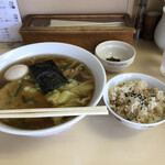 支那そば心麺 - 醤油ワンタンメンとほたて飯（小）。