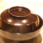 銀座 稲葉 - フッコ(スズキの子供)の天竜寺お椀(ふたを開ける前)(コース料理 おまかせコース)