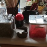 がむしゃら - 卓上調味料は、辛子高菜、紅生姜、にんにく醤油、ゴマ、らータレ等々