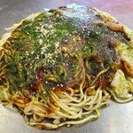 Okonomiyaki Yurichan - 肉玉そば(税込700円)
                        ・茹で生中太麺(磯野製麺)
                        ・ミツワソース(控えめな甘さ)
                        ・焼き方:ヘラで押さえない
                        ・焼き上がりの形:丸く綺麗な焼き上がり
                        ・鉄板皿で食べるのがスタンダード