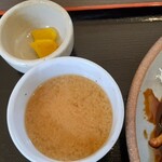 肉料理 陶利 - 味噌汁・漬物
