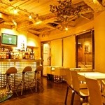 milkbar+cafe - 白を基調としたワンフロアタイプの空間。無機質な空間で有機的なサービスを。まったりカフェとして、楽しくお酒やお料理を。。。貸し切りは１５名様〜となりますプロジェクター完備。