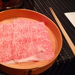 瀬里奈 - めったに食べられない愛媛県産の特選牛リブロースのしゃぶしゃぶ肉・その１です。