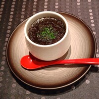 瀬里奈 本店 - トリュフとモッツァレラチーズの茶碗蒸しです。上にトリュフが敷き詰められているのが分かります。