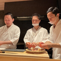 鮨利﨑 青山 - 車海老を剥く大将たち