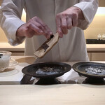Sushi Toku - 真子ガレイのサマートリュフがけ トリュフ削り風景