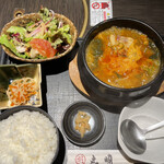 Hida Gyuu Yakiniku Kankoku Ryouri Maruaki - 赤テールスープ
