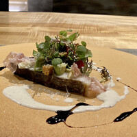 薫 HIROO - 鰆 シーザーサラダ仕立て
                    クリームチーズや帆立に海老、旨味としてイタリア産クラテッロ（生ハム）を添え、茄子とトマトのローストと盛り沢山。
                    25年熟成バルサミコ酢とシーザーソースと、とっても美味しい♪