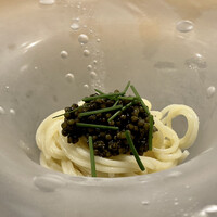 薫 HIROO - 蛤のお出汁を効かせた冷製パスタ キャビア乗せ
                      蛤出汁・酢橘・柚子胡椒を使ったソース、蛤の旨味がいい塩梅です。
                      キャビアの塩味もまろやかに、パスタとの味のバランスがとても良いです♪