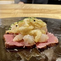 薫 HIROO - 蝦夷鹿 ボタン海老 白海老
                    鹿の内腿をローストビーフ仕立てに、ボタン海老のタルタルと白海老のフリットを乗せた四つ足と海の幸の組合せ。
                    鹿肉がさっぱりとしている分海老との合わせにも違和感なく美味しい♪