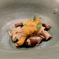 薫 HIROO - ホタルイカ 小樽の生ウニ リゾット 葉山椒
                    ガーリックを効かせたリゾットに生ウニの甘みがまろやかに、ホタルイカのワタの旨みと葉山椒の爽やかな風味と、色々な味わいが楽しめるのですこちらは♪