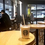 スターバックスコーヒー - 店内からホームが見えます