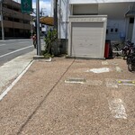 一暁 - お店前に2台停められます。1台は小型車用かな？裏にも1台停められます。