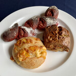 ブーランジェリー・ジャンゴ - ベーコンエピ380円　フロマージュ280円　スコーン310円