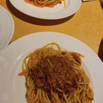 Torattoria Itaria - パスタ、ボロネーゼ。持ってきてくださった後、
      分けますか？って言われて2つに分けて持ってきてくださった