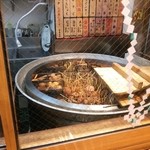 Umibouzu Honten - 入口すぐのデカイ鍋
      