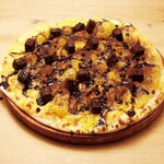 シェーキーズ - ブラウニー、チョコチップ、チョコソース、ココアパウダーのチョコ尽くしピザ。
カスタードのピザとの相性抜群