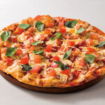 シェーキーズ - 通常マルゲリータではモッツァレラチーズを使用しますが、ゴーダチーズを使用し仕上げました。
塩気の強くコクのあるゴーダチーズが非常に相性が良いです。