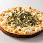 シェーキーズ - マヨネーズベースに、イカ＆ツナをのせて焼き上げました。
トッピングの海苔が相性抜群。