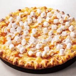 シェーキーズ - カスタードベースのピザを焼き上げ、マシュマロをトッピングしました。