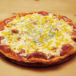 シェーキーズ - スパイシーなトマトベースのピザにコーンとたっぷりのチーズをのせて焼き上げました。