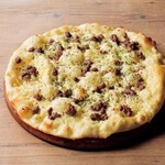 シェーキーズ - 特製のスパイスで仕上げた牛ひき肉を散らした、ピザです。
マヨネーズベースにブラックペッパーが効いた病みつきになる一品。