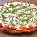 シェーキーズ - イカ、エビをふんだんに使用し、相性の良いピーマンを合わせた人気メニューです。