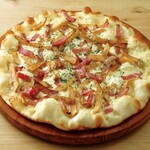 Shekizu - 食べ応えのあるフライドポテトとベーコンを散らして焼き上げました。
                      人気の高いピザです。